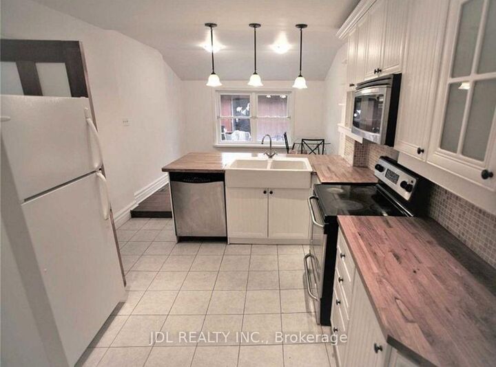 Property Photo:  298 Robert St Street One Bedroom Main Floor  ON M5S 2K8 