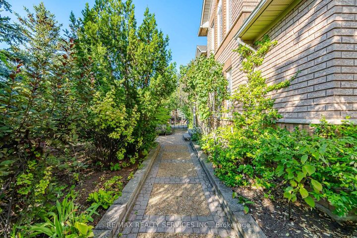 Property Photo:  8 Riverbank Road  ON L6R 2H6 