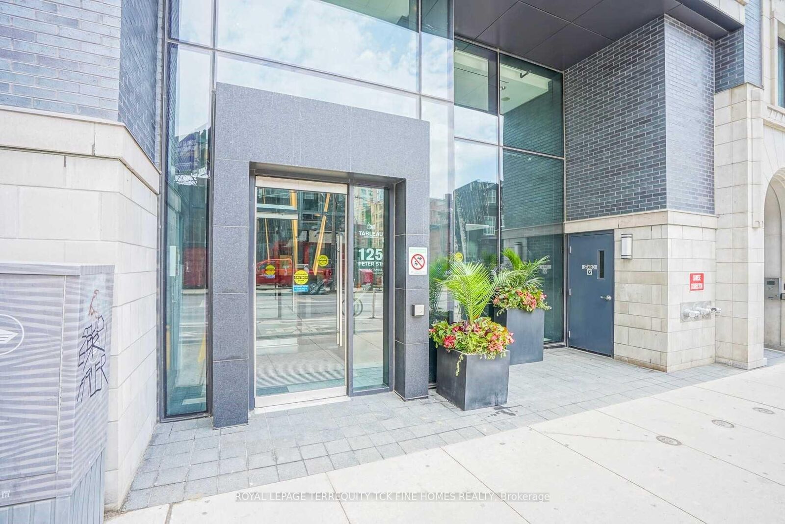 Property Photo:  125 Peter Street 802  ON M5V 0M2 