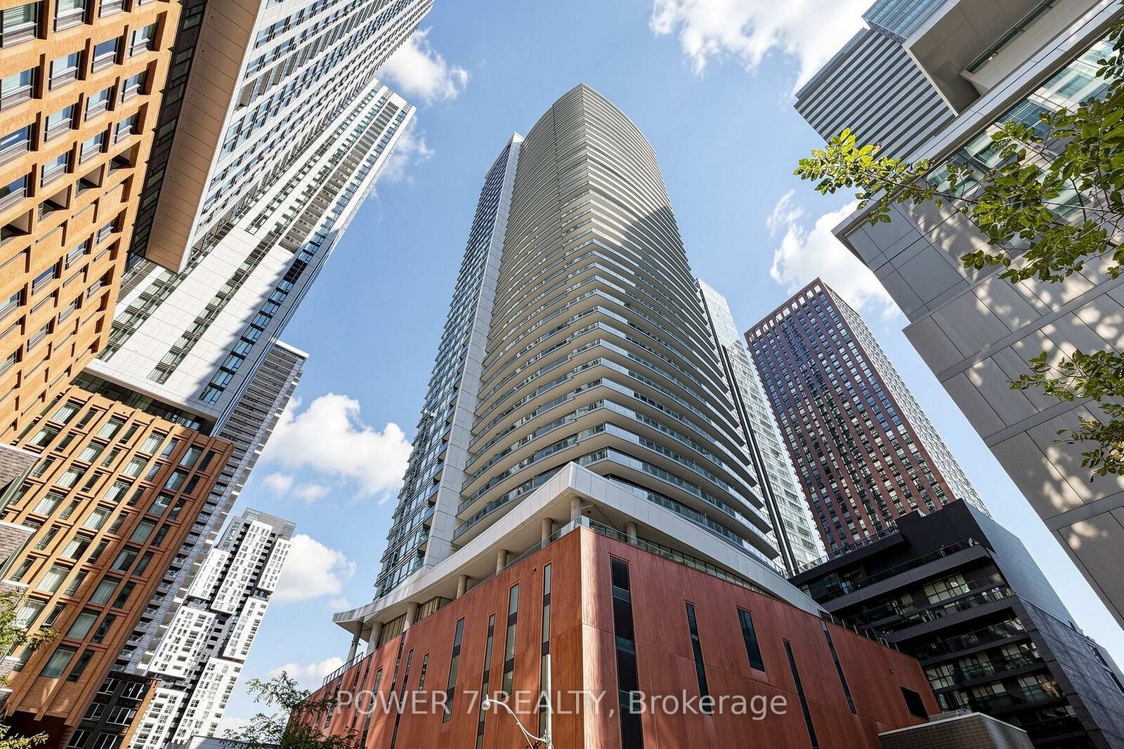 Property Photo:  21 Widmer Street 4207  ON M5V 0B8 