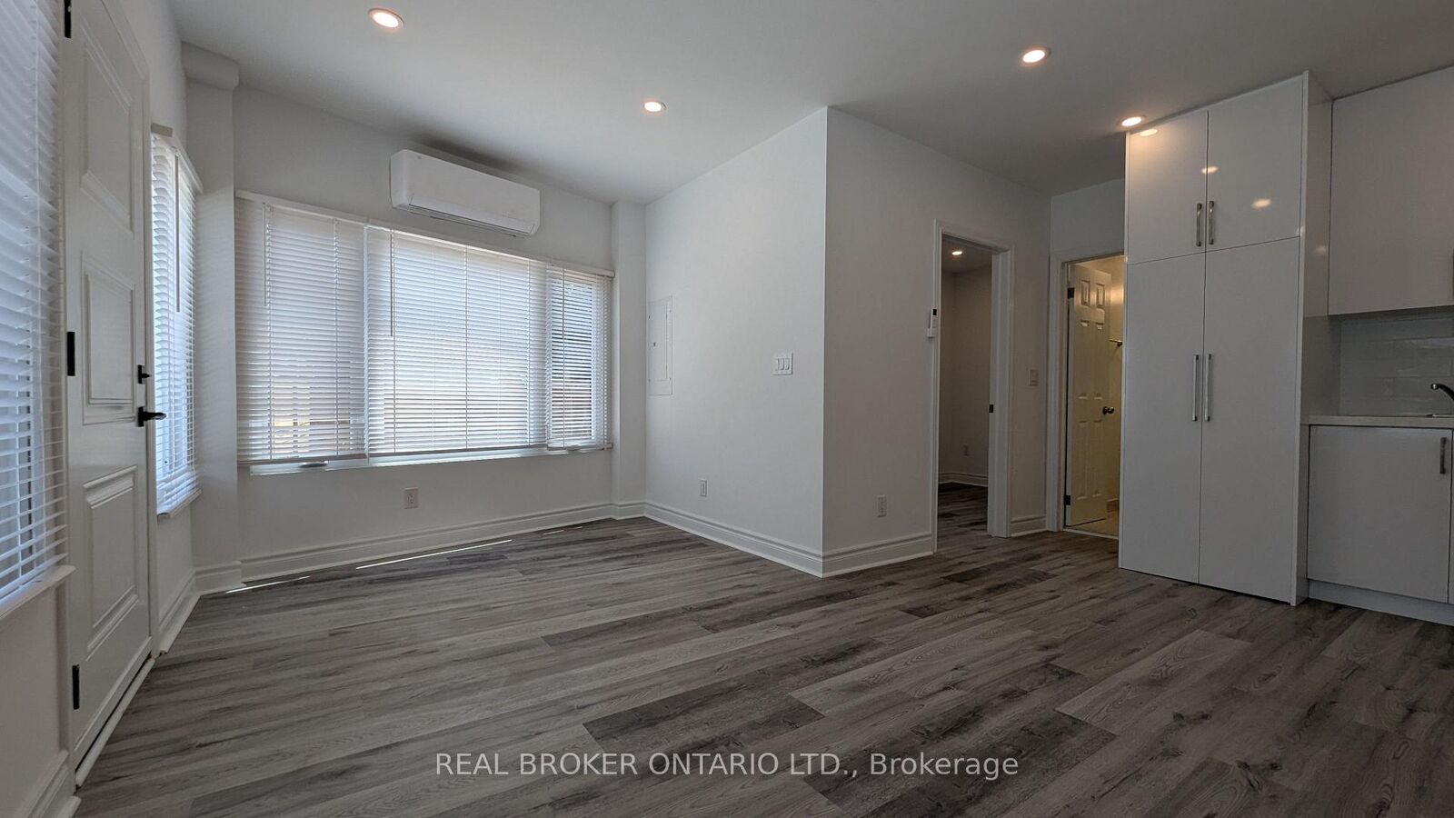 Property Photo:  1150 Woodbine Avenue Unit #1  ON M4C 4C9 