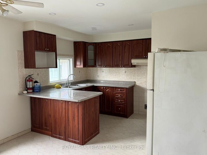Property Photo:  162 Beech St Main Floor Street  ON L6V 1V6 