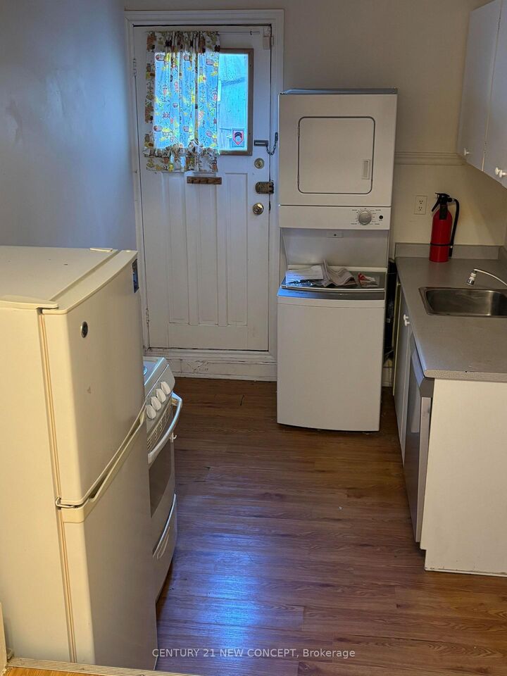 Property Photo:  585 Parliament Street Upper Level  ON M4X 1P9 