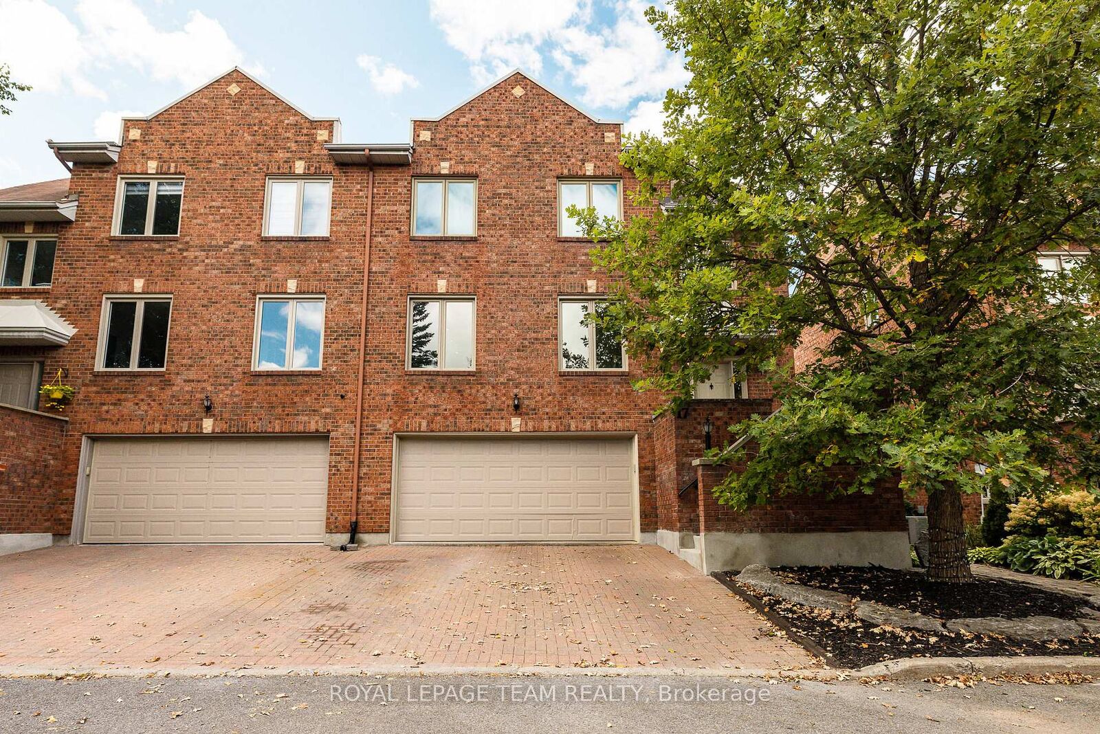 Property Photo: 17 Catherwood Court ON K2K 2K1
