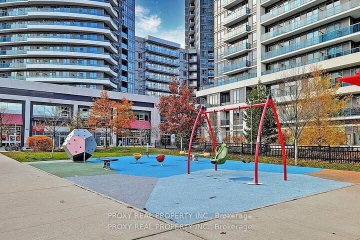 Property Photo:  7165 Yonge Street 426  ON L3T 0C9 