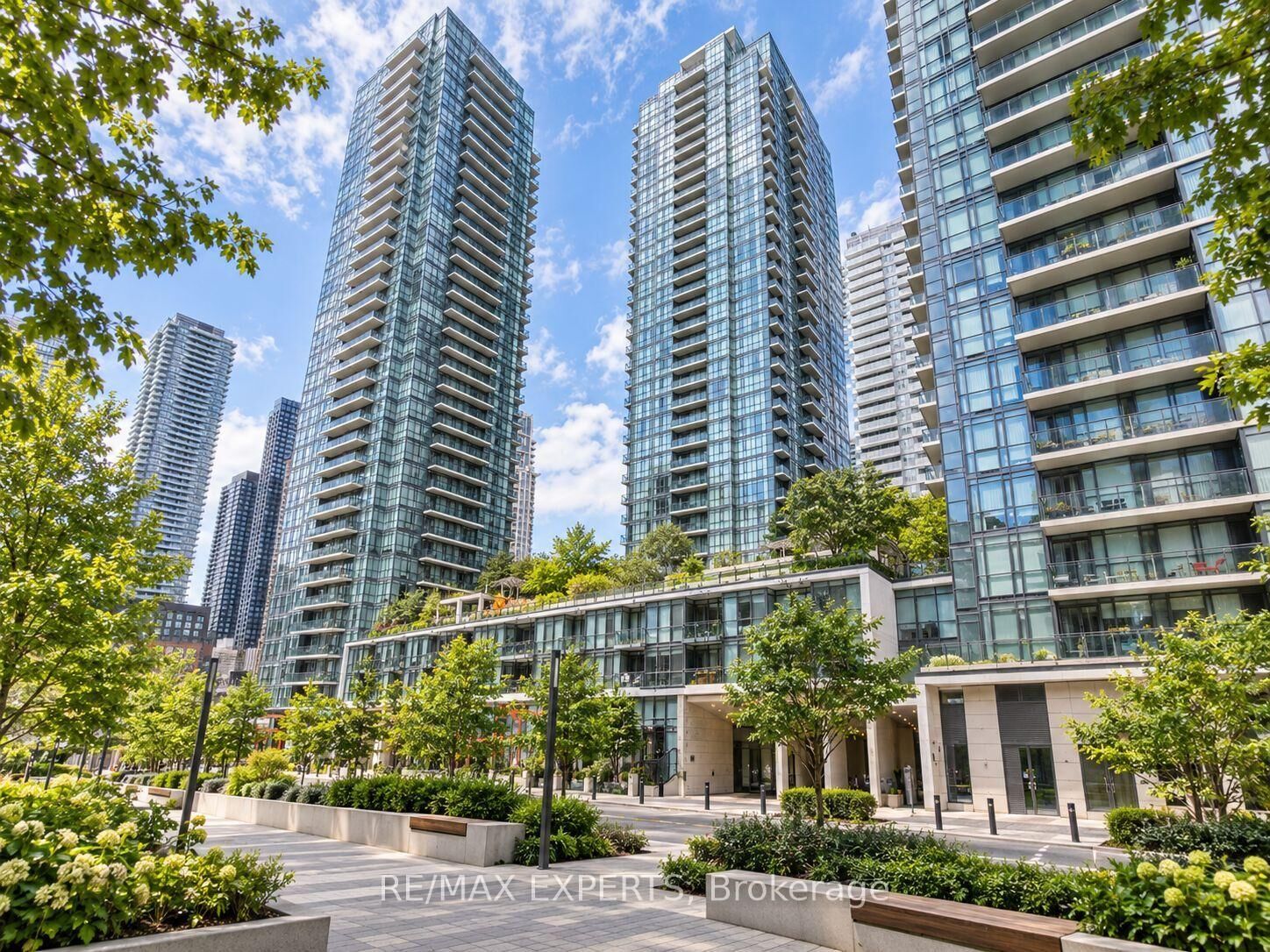 Property Photo:  4055 Parkside Village Drive 1217  ON L5B 0K2 