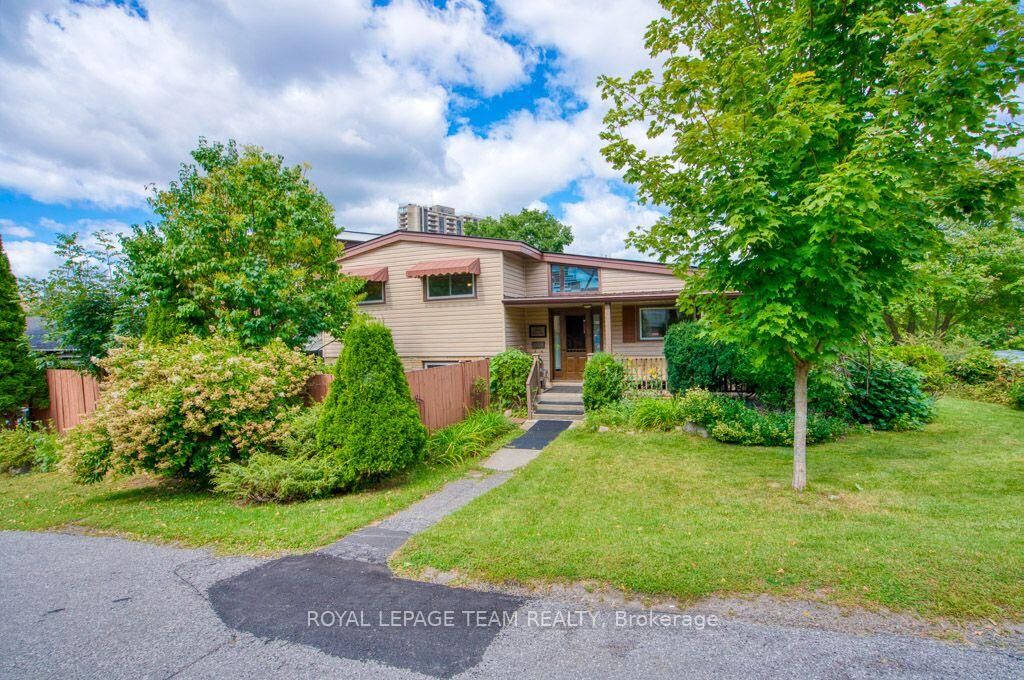 Property Photo: 220 Ancaster Avenue ON K2B 5B3