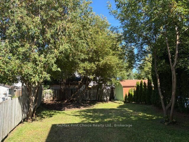 Property Photo:  137 Inglewood Crescent N  ON P7C 2E8 