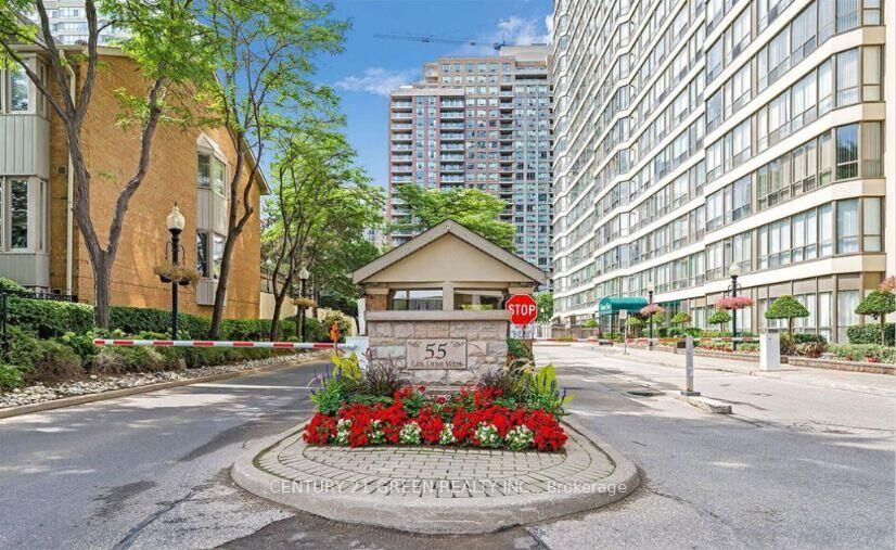 Property Photo:  55 Elm Drive 1211  ON L5B 3Z3 