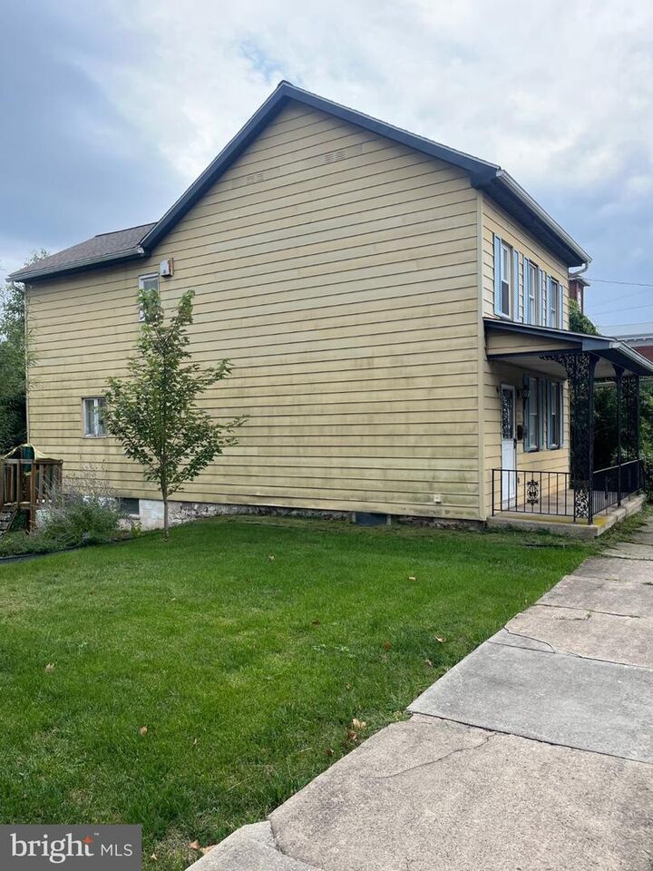 Property Photo:  211 Maple Avenue  PA 17053 