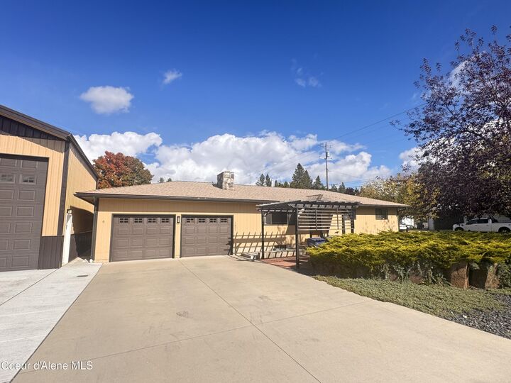 Property Photo:  1621 E Haycraft Ave  ID 83815 