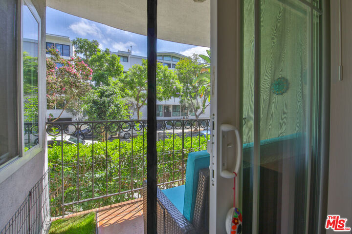 Property Photo: 625 N Flores St, Unit 102 CA 90048