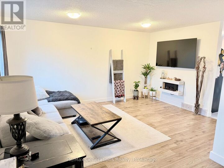 Property Photo:  1413 Francis Street West  ON P7E 4G5 