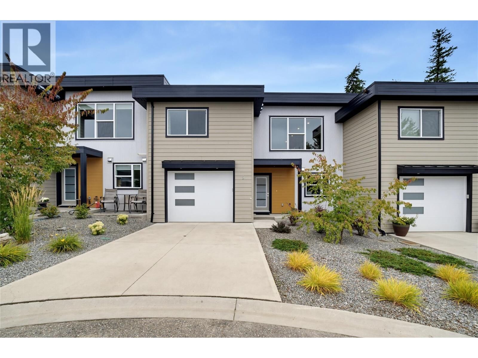 Photo de la propriété:  2810 15 Avenue Northeast 9  BC V1E 3B8 
