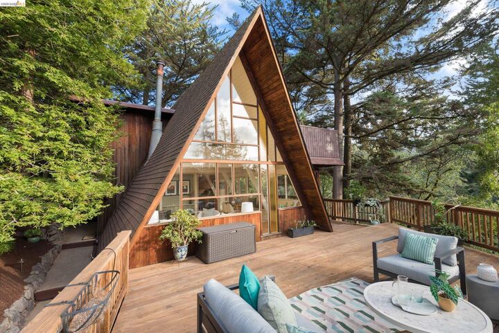 Property Photo: 6760 Moore Dr CA 94611