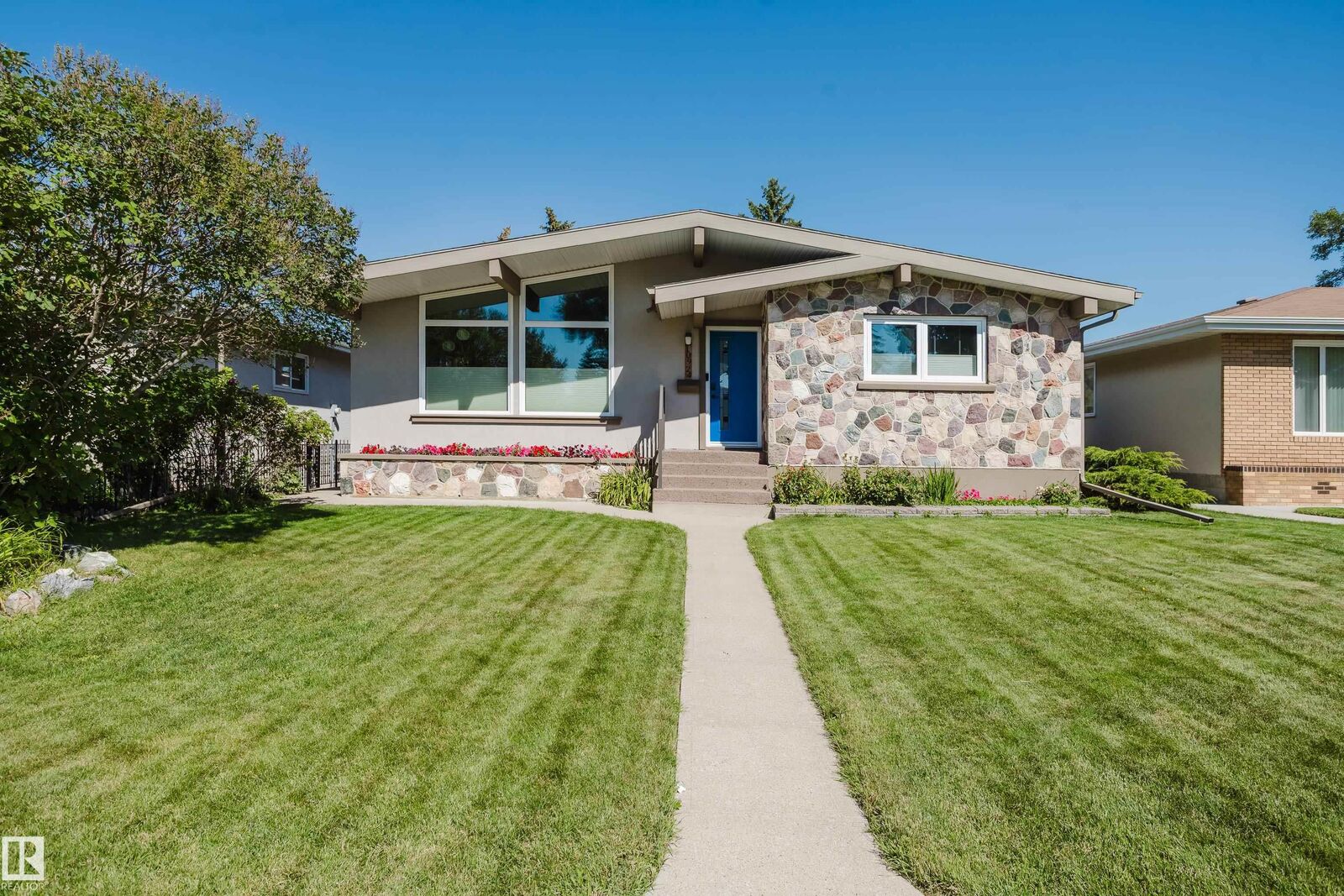 Property Photo:  10924 35A Avenue NW  AB T6J 0A3 
