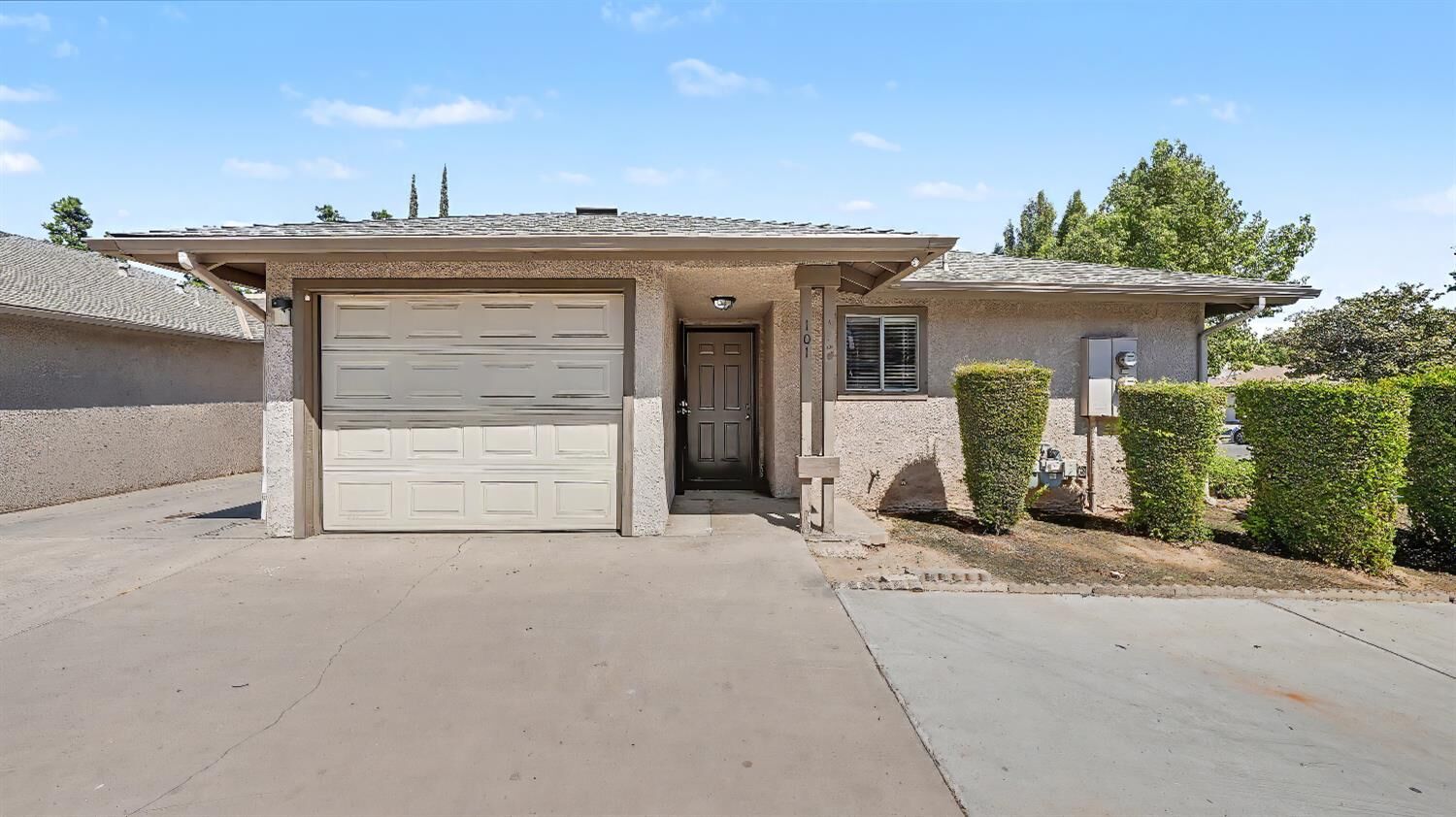 Property Photo: 1575 N Pleasant Avenue 101 CA 93728