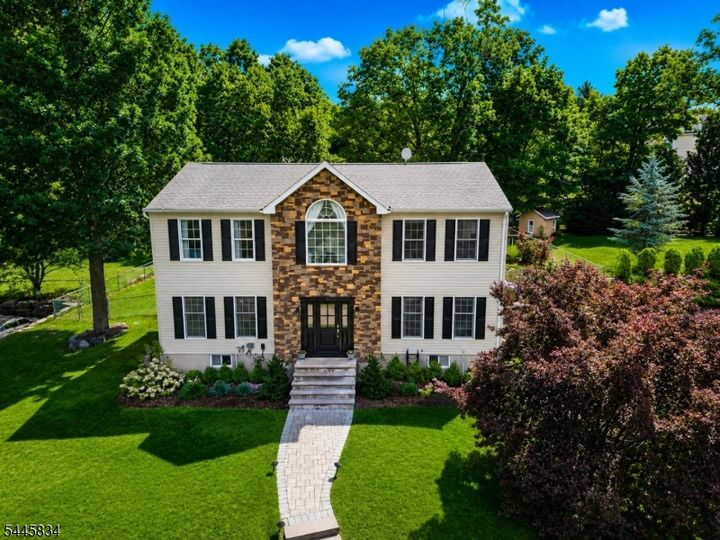 Property Photo:  8 Cross Oak Ln  NJ 07480 