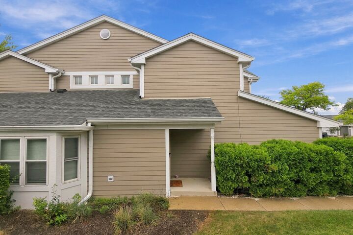 Property Photo:  20 Sarahs Grove Lane  IL 60193 