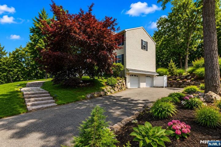 Property Photo:  8 Cross Oak Lane  NJ 07480 