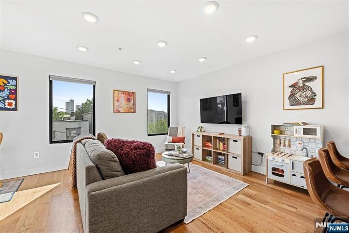 Property Photo:  22 Lincoln Street 3  NJ 07307 