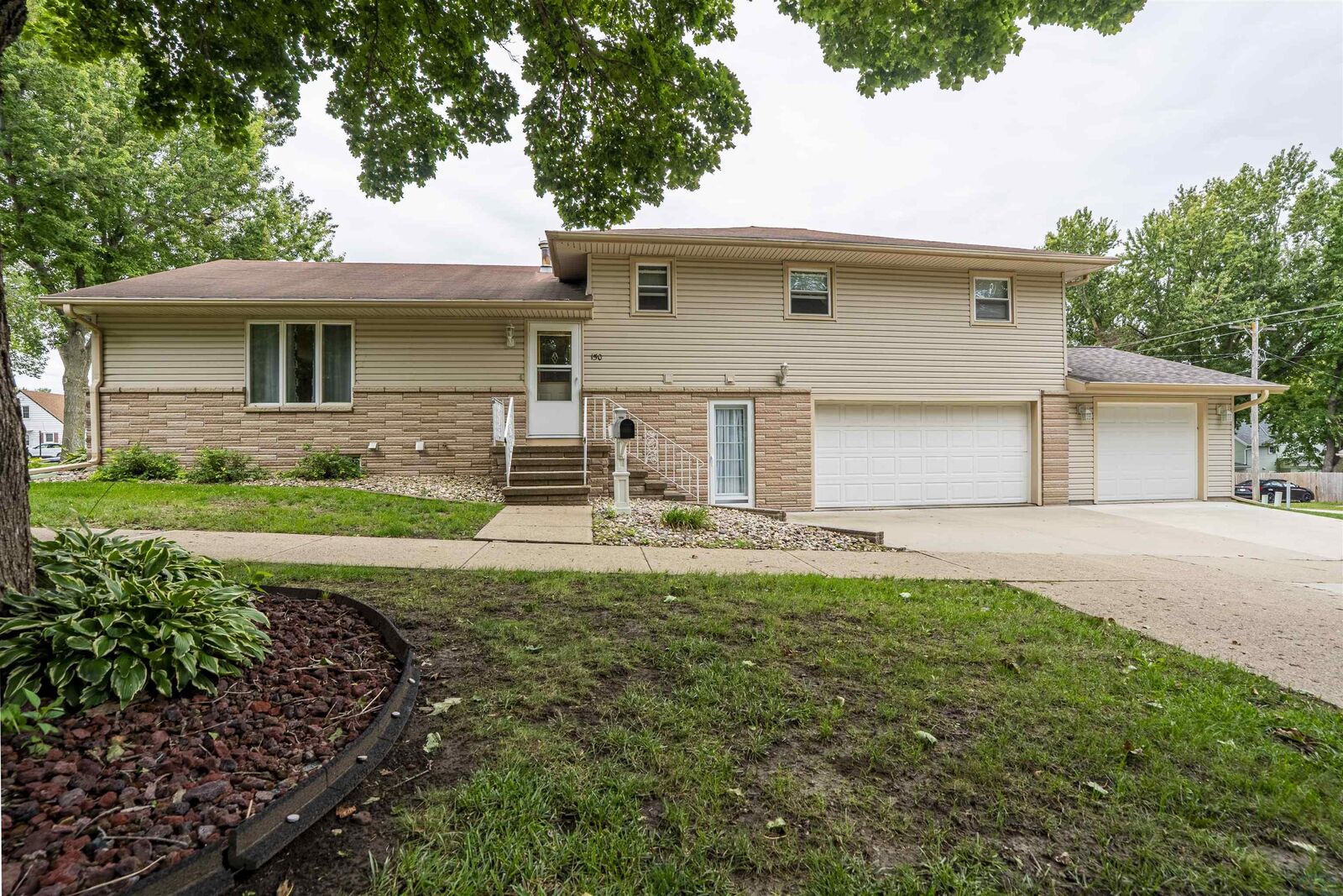 Property Photo:  150 4th St SE  IA 51031 