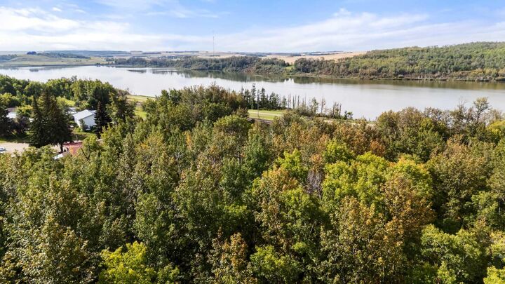Property Photo: 515 Railway Avenue AB T0B 1M0