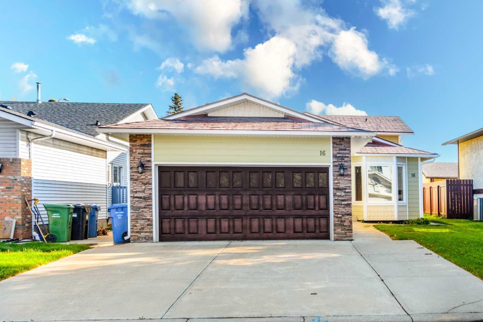 Property Photo:  16 Deersaxon Circle SE  AB T2J 6R5 