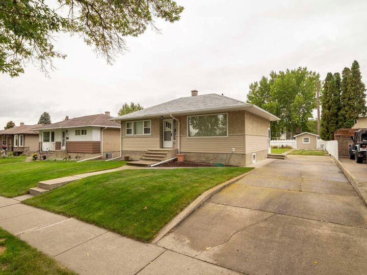 Property Photo:  824 Stafford Drive N  AB T1H 2B6 