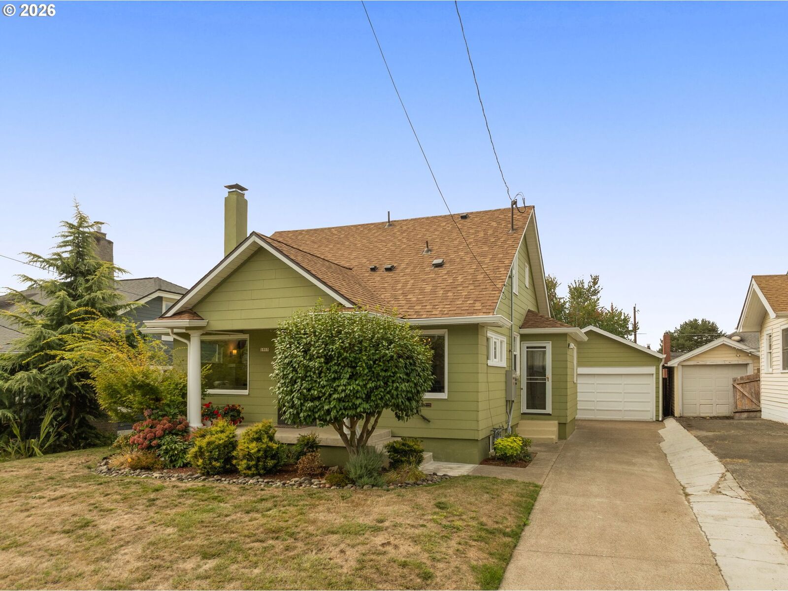Property Photo:  1915 SE 59th Ave  OR 97215 