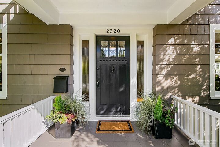 Property Photo: 2320 Nob Hill Avenue N WA 98109