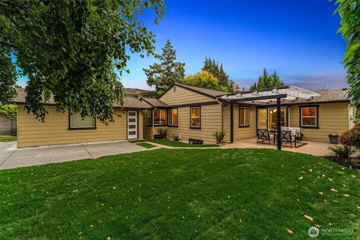 Property Photo:  124  6th Avenue  WA 98033 