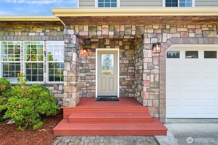 Property Photo: 601 Jennings Avenue WA 98284