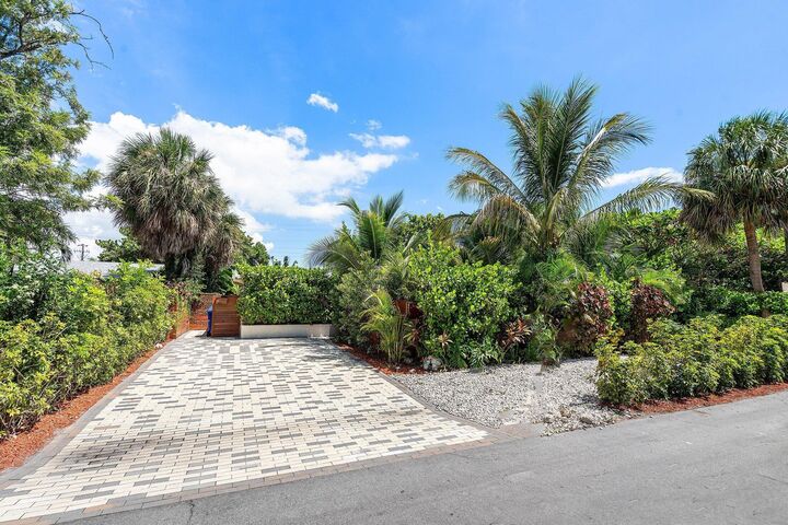 Property Photo: 2041 NE 30th Street FL 33306