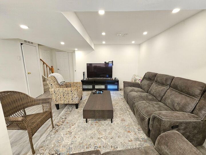 Property Photo:  46 Keys Drive  ON L1T 3R4 