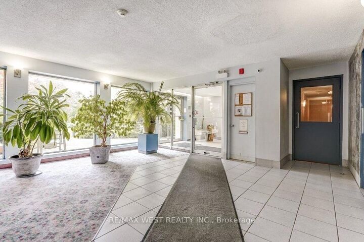 Property Photo:  2000 Bloor Street W 203  ON M6P 3L2 