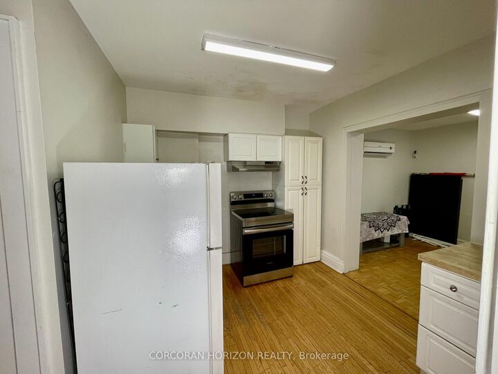 Property Photo:  2257 Dundas Street W 3  ON M6R 1X6 