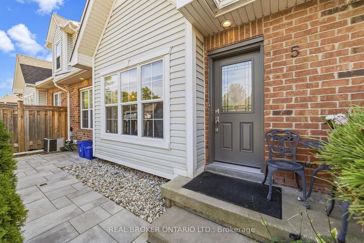 Property Photo:  1085 Harrogate Drive 5  ON L9K 7R2 