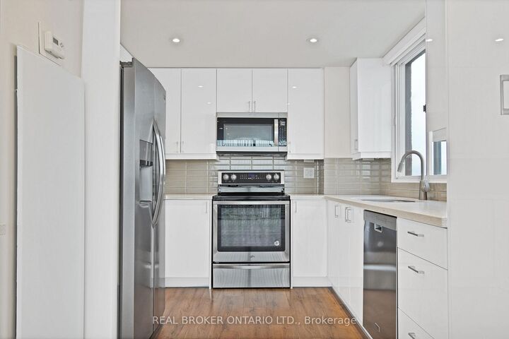 Property Photo:  5 Concorde Place 3301  ON M3C 3M8 