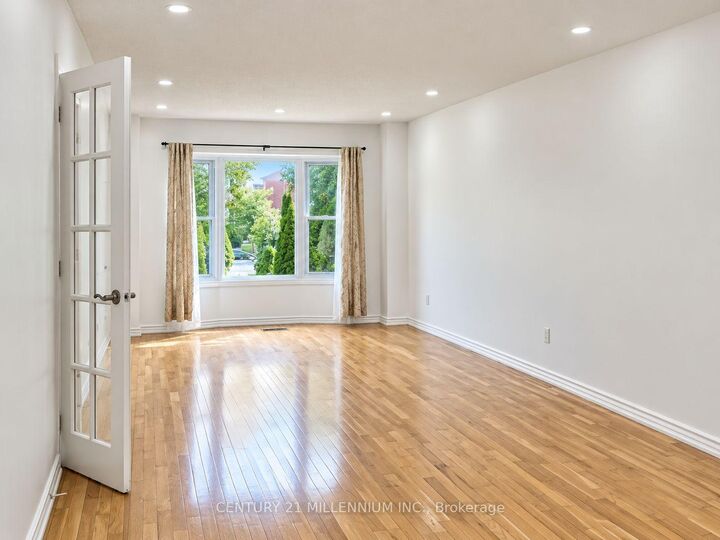 Property Photo:  6 Carruthers Crescent  ON L4M 6A5 