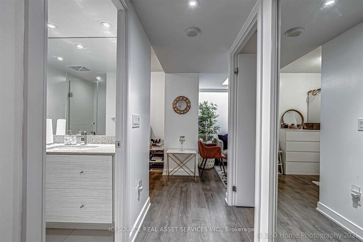 Property Photo:  525 Adelaide Street W 1020  ON M5V 0N7 