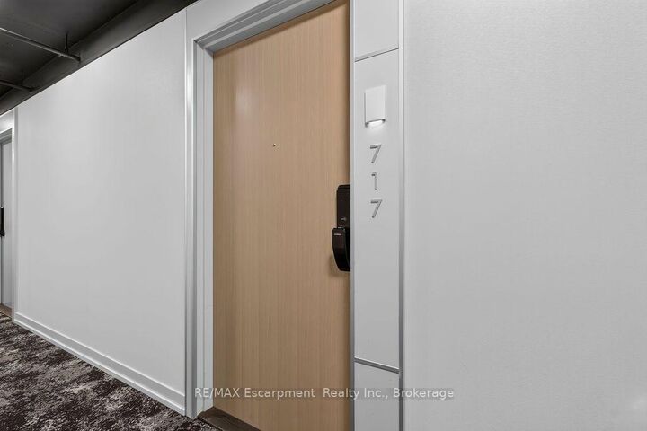 Property Photo:  3200 Dakota Common B717  ON L7M 2A7 