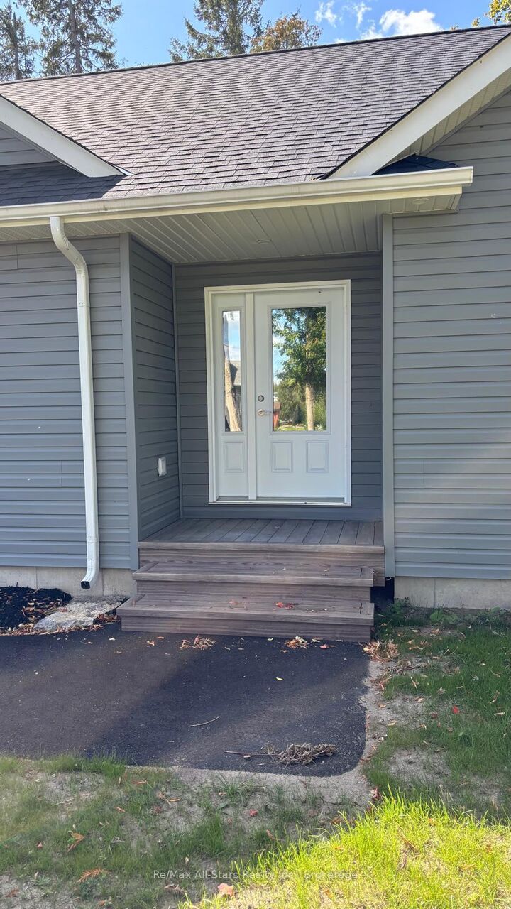 Property Photo:  195 Front Street W B  ON K0M 1A0 