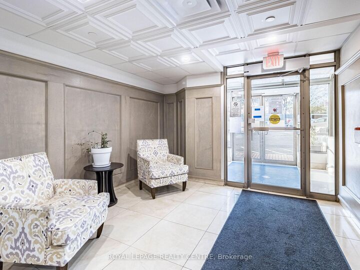 Property Photo:  25 Fairview Road W 807  ON L5B 3Y8 