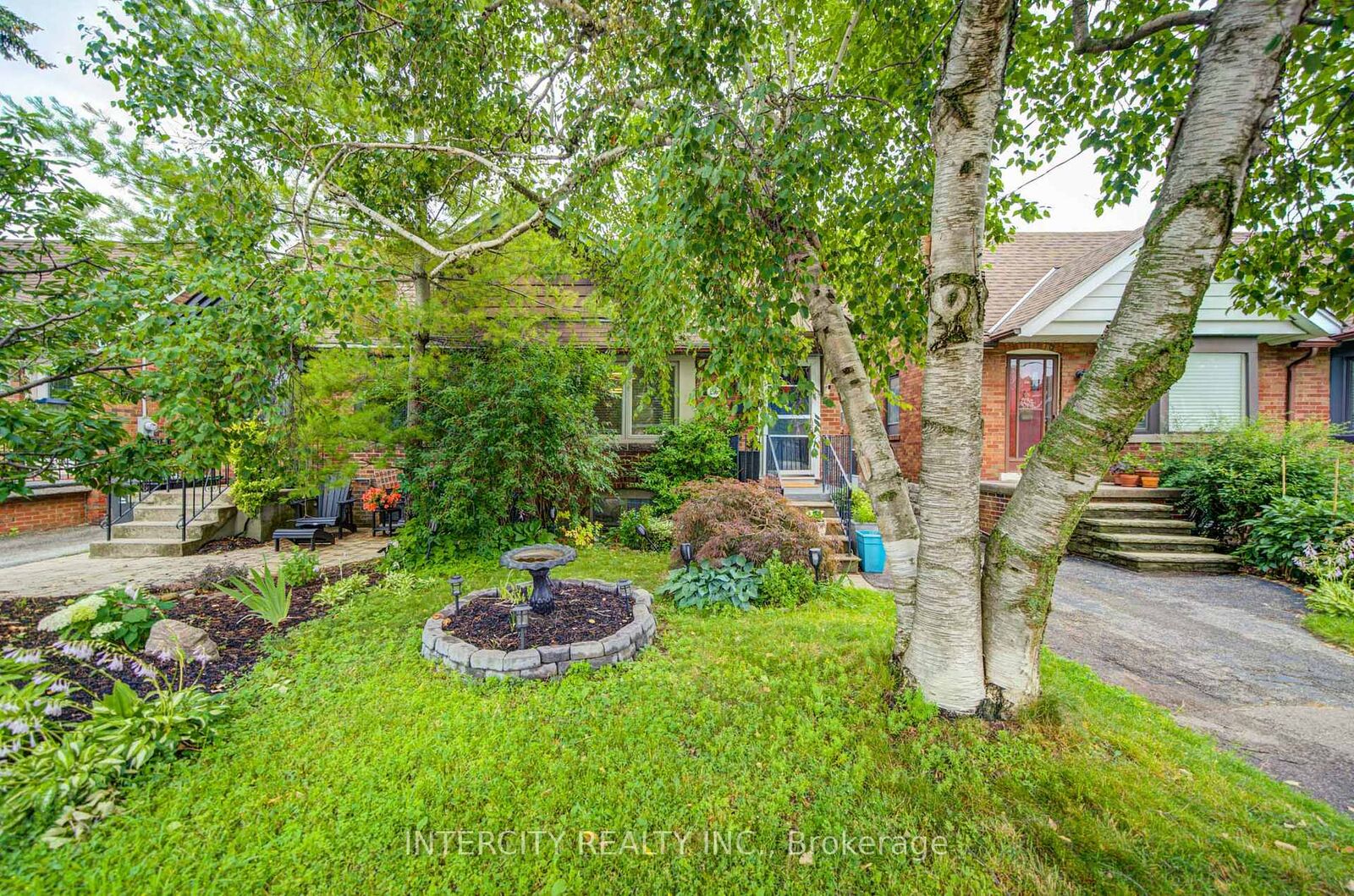 Property Photo:  256 Blantyre Avenue  ON M1N 2S1 