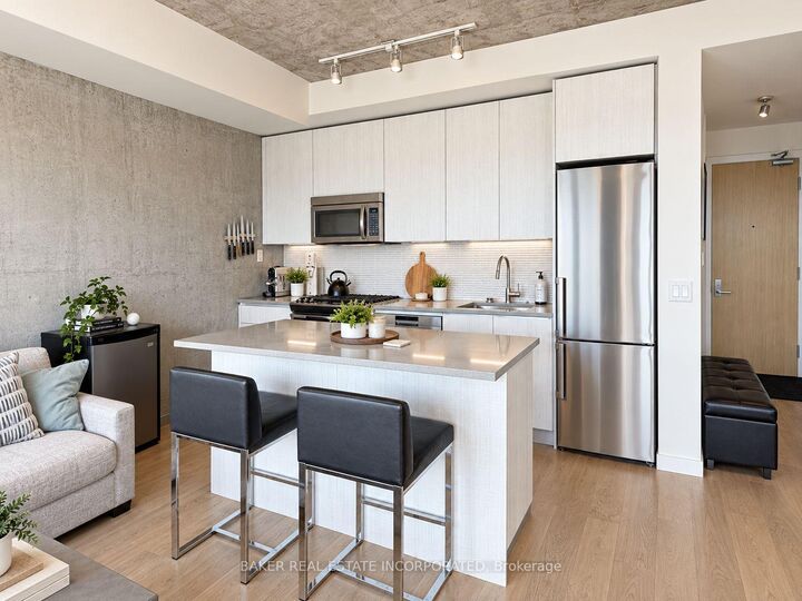 Property Photo:  111 Bathurst Street 1003  ON M5V 0M9 