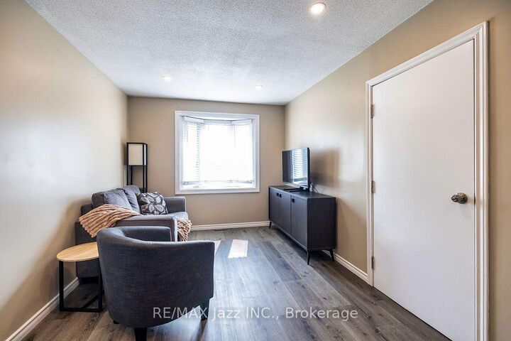 Property Photo:  260 Lakeview Park Avenue  ON L1J 7M5 