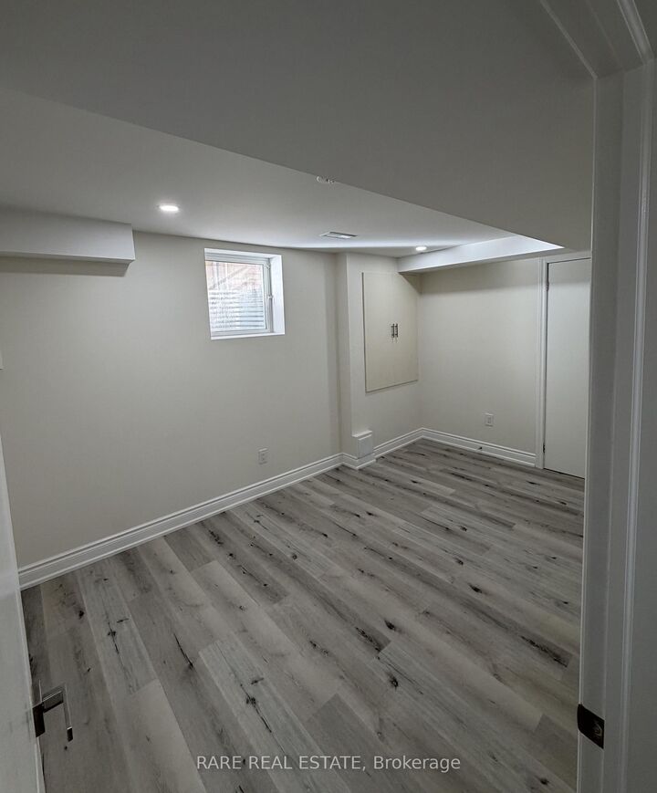 Property Photo:  6 Country Ridge Court Lower  ON L6P 3S2 
