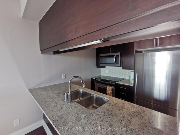 Property Photo:  1055 Southdown Road 613  ON L5J 0A3 
