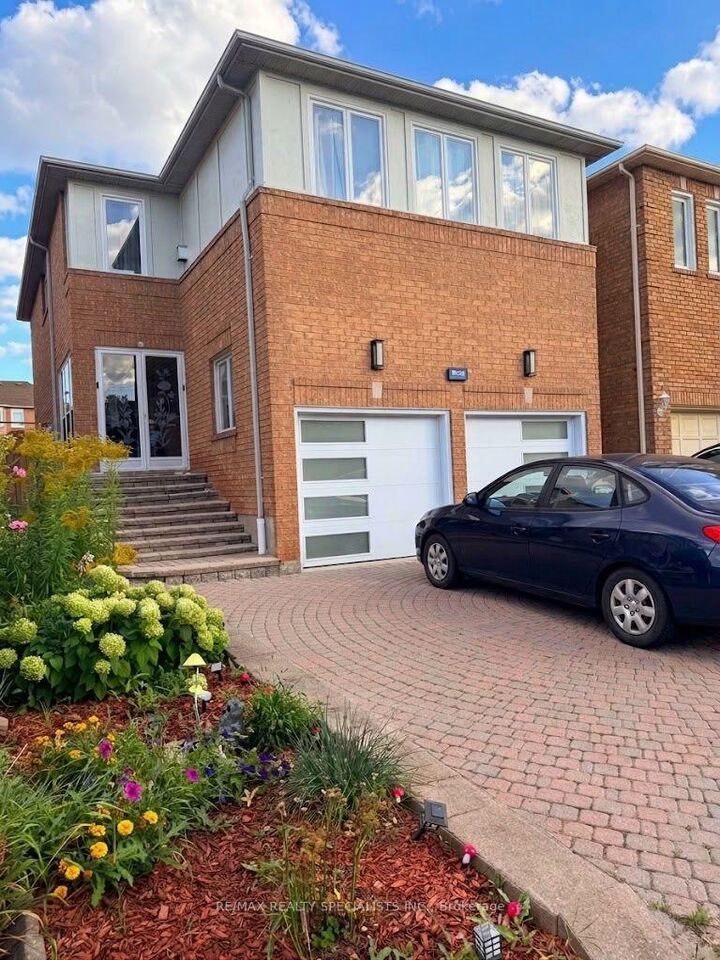 Property Photo: 828 Cardington Street ON L5V 1Z6